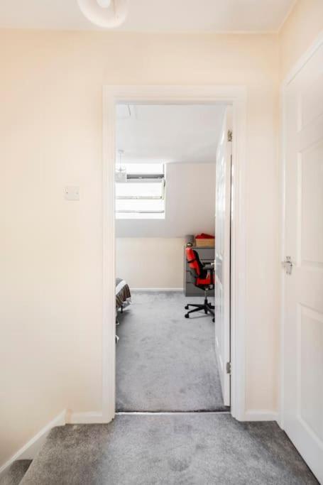 Charming Entire 2-bedroom House In * Milton Keynes